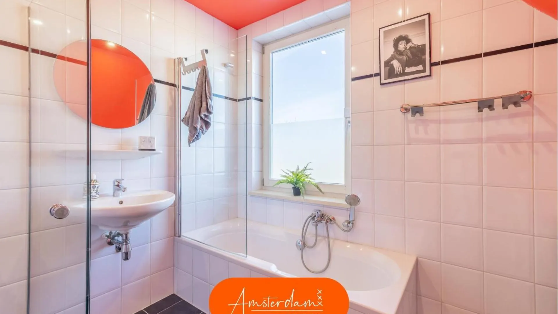 Amsterdam Group Stay - Jacuzzi, Sauna & Cinema 즈와넨버그 0*,  네덜란드